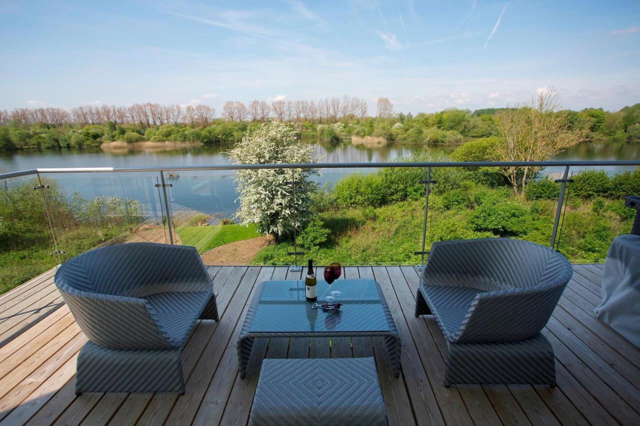 Lakeside Property With Access Into Spa On A Nature Reserve Bauhinia House Hm73 Somerford Keynes Esterno foto