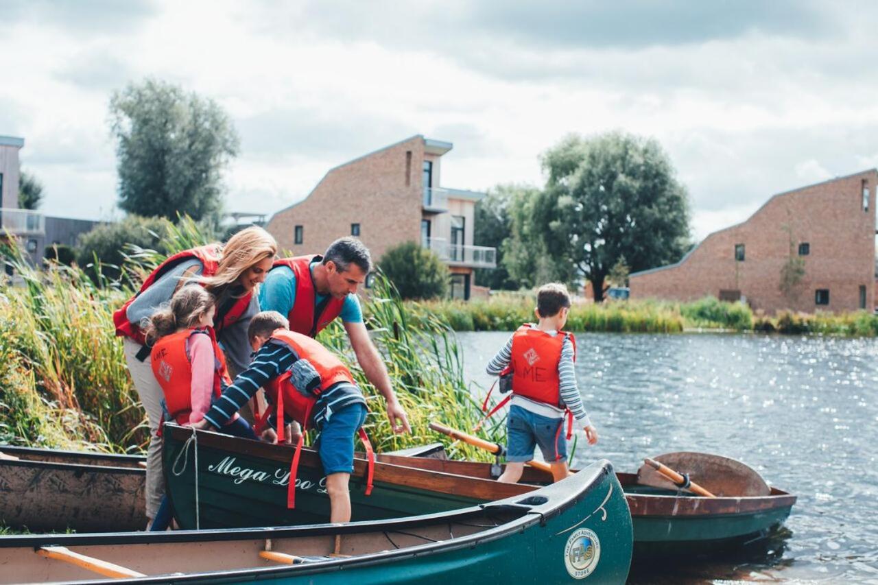 Lakeside Property With Access Into Spa On A Nature Reserve Bauhinia House Hm73 Somerford Keynes Esterno foto