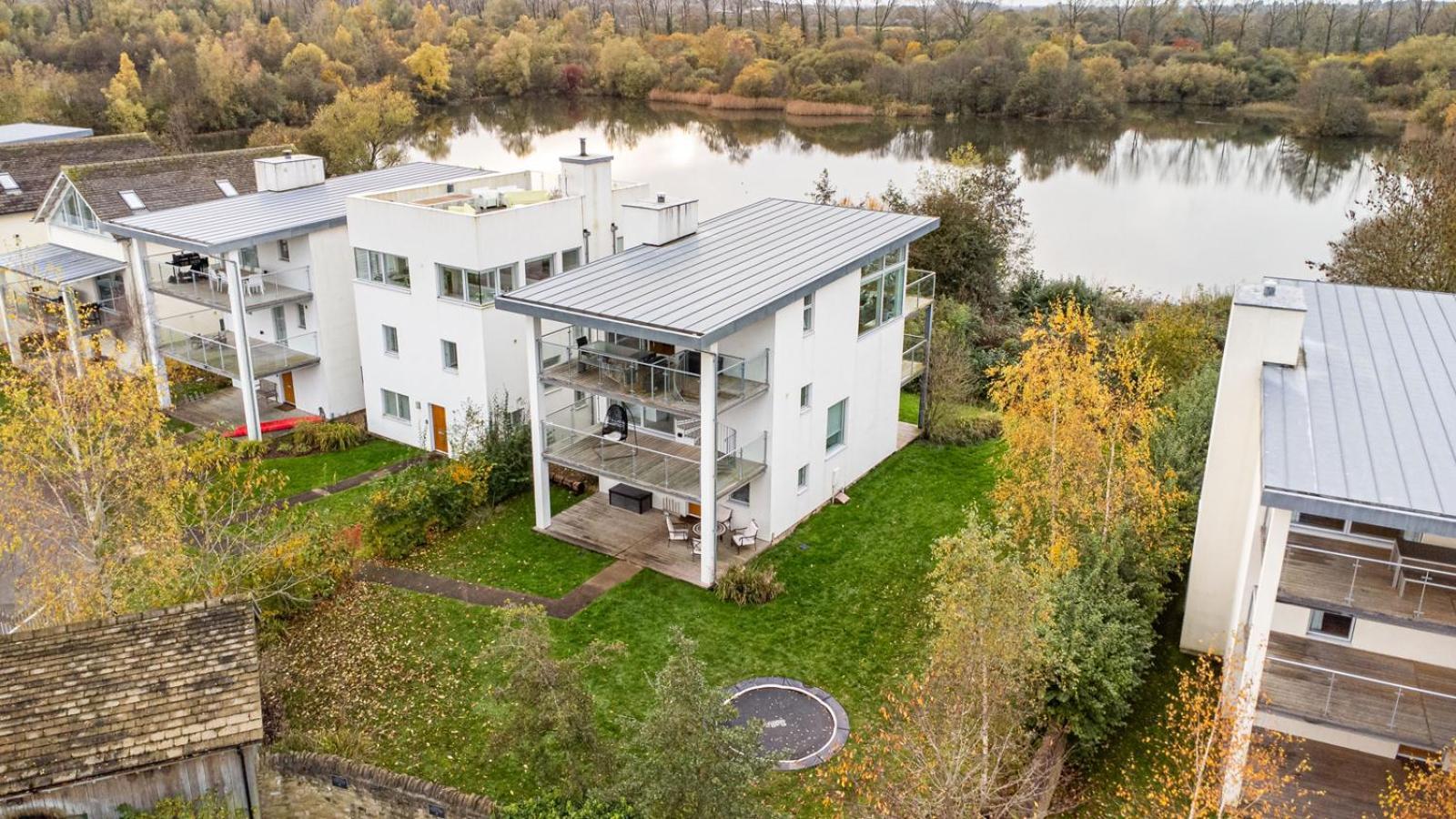 Lakeside Property With Access Into Spa On A Nature Reserve Bauhinia House Hm73 Somerford Keynes Esterno foto